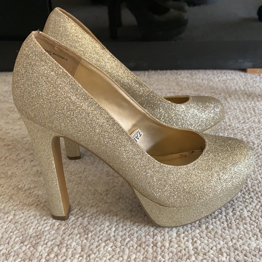 Glittery pumps